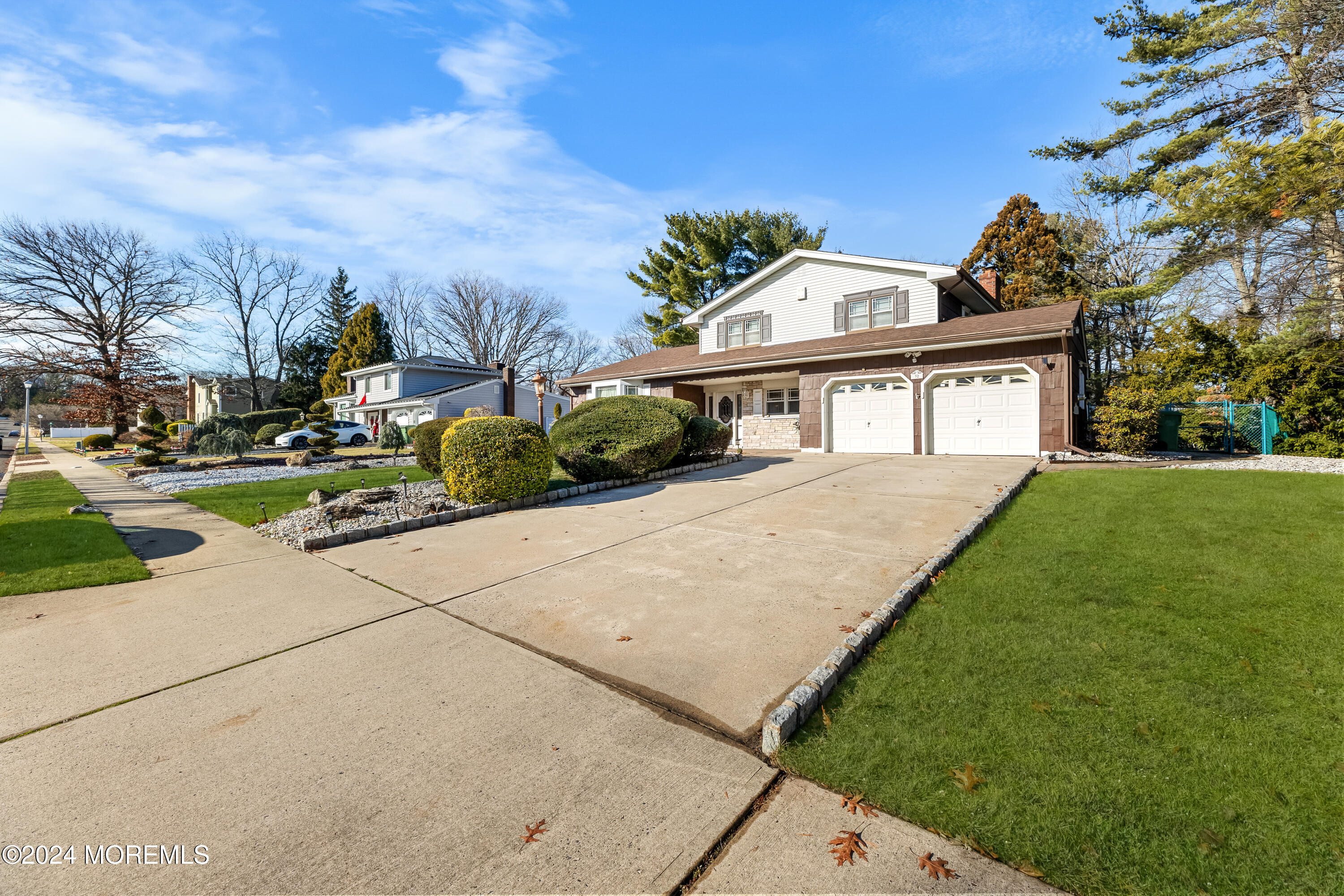 a view of house with a yard