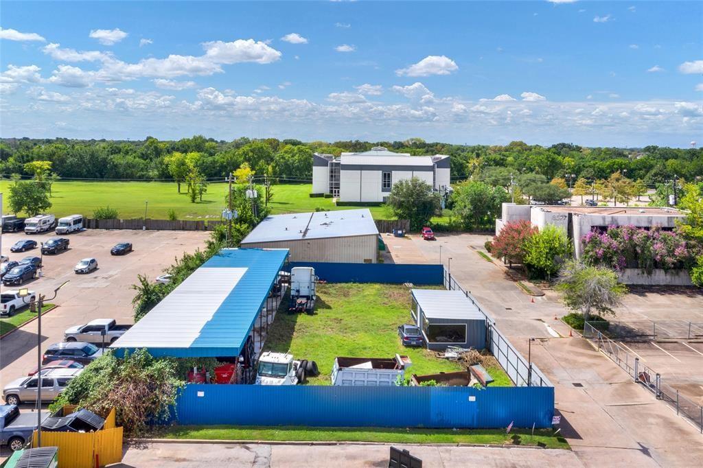 an aerial view of a house with yard swimming pool and outdoor seating