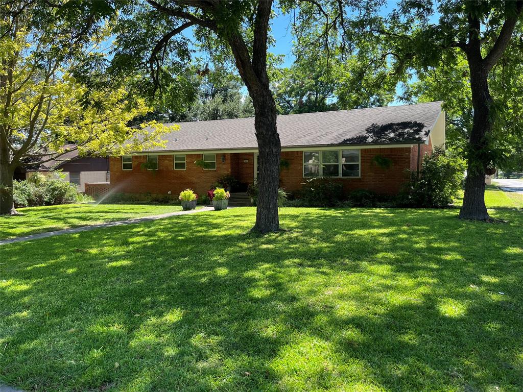 a view of a house with yard