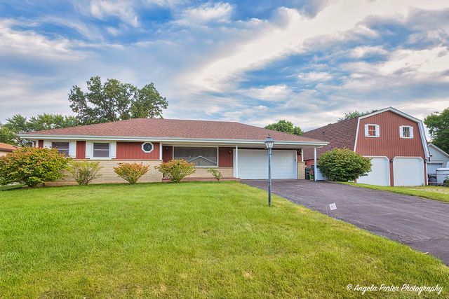 $365,000 | 1915 Sprucewood Lane | Lindenhurst