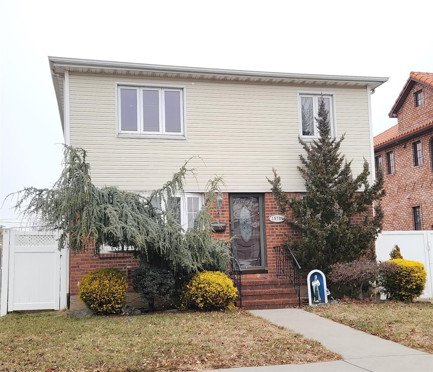 View of front of property featuring a front yard