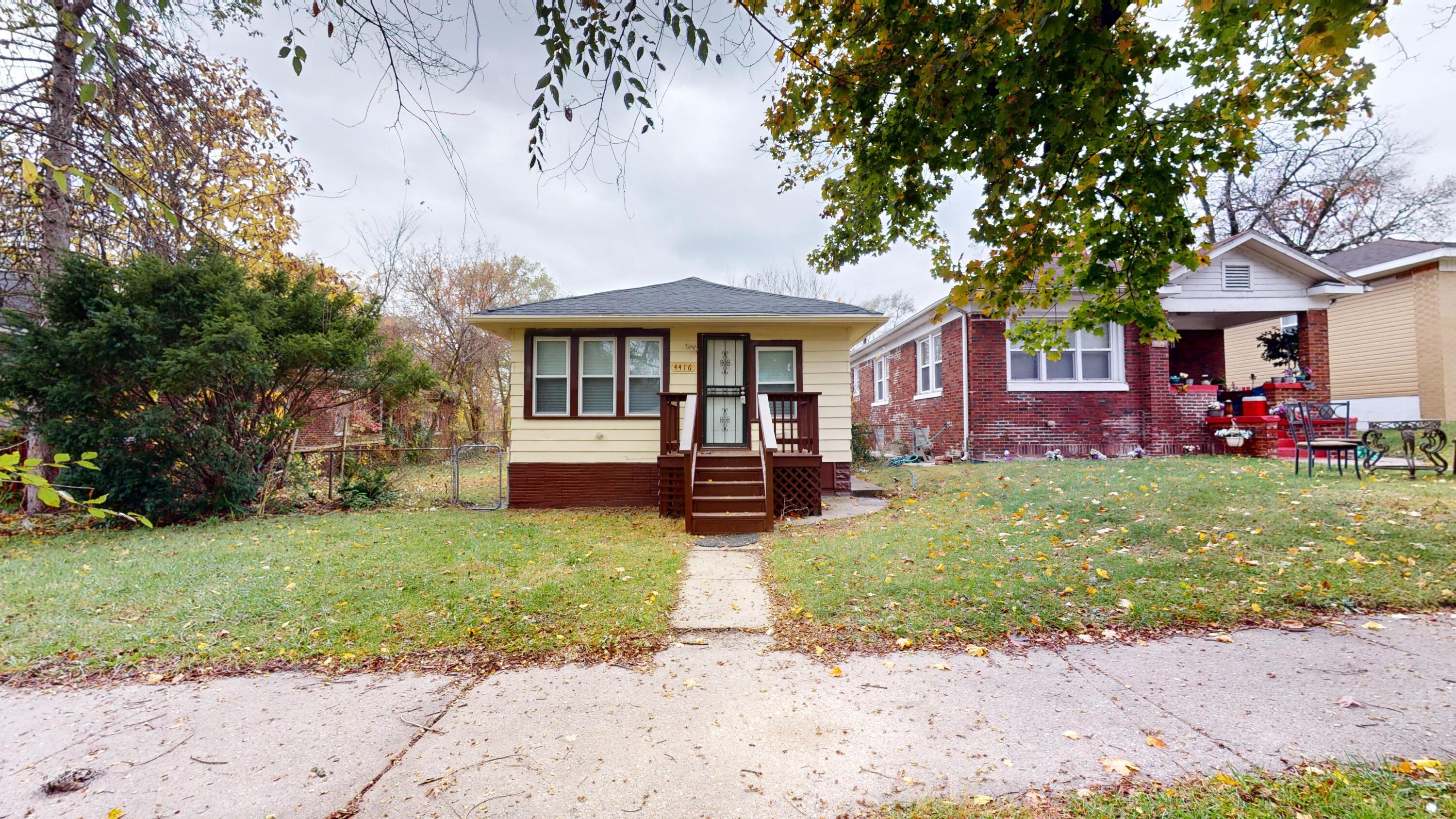 a view of a house with a yard