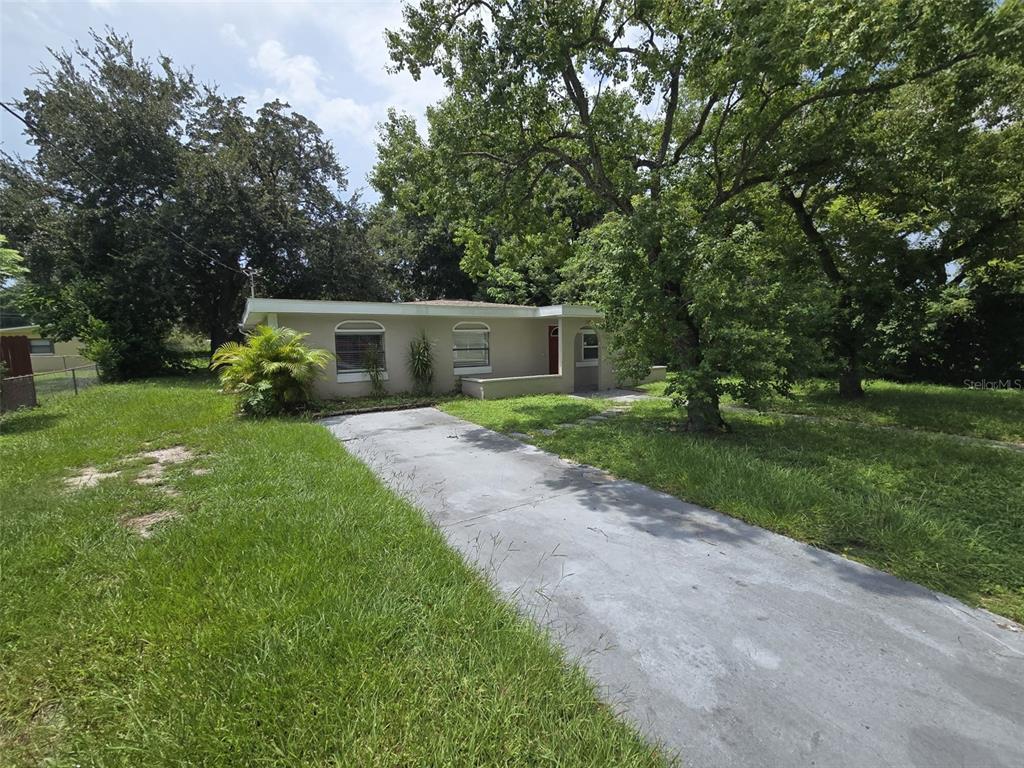 a view of a house with a backyard