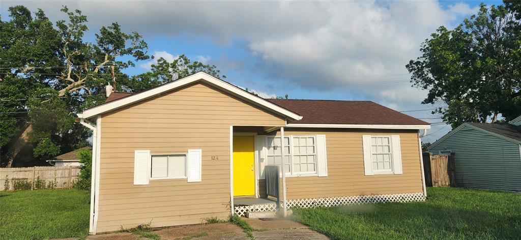 a view front of house with a yard