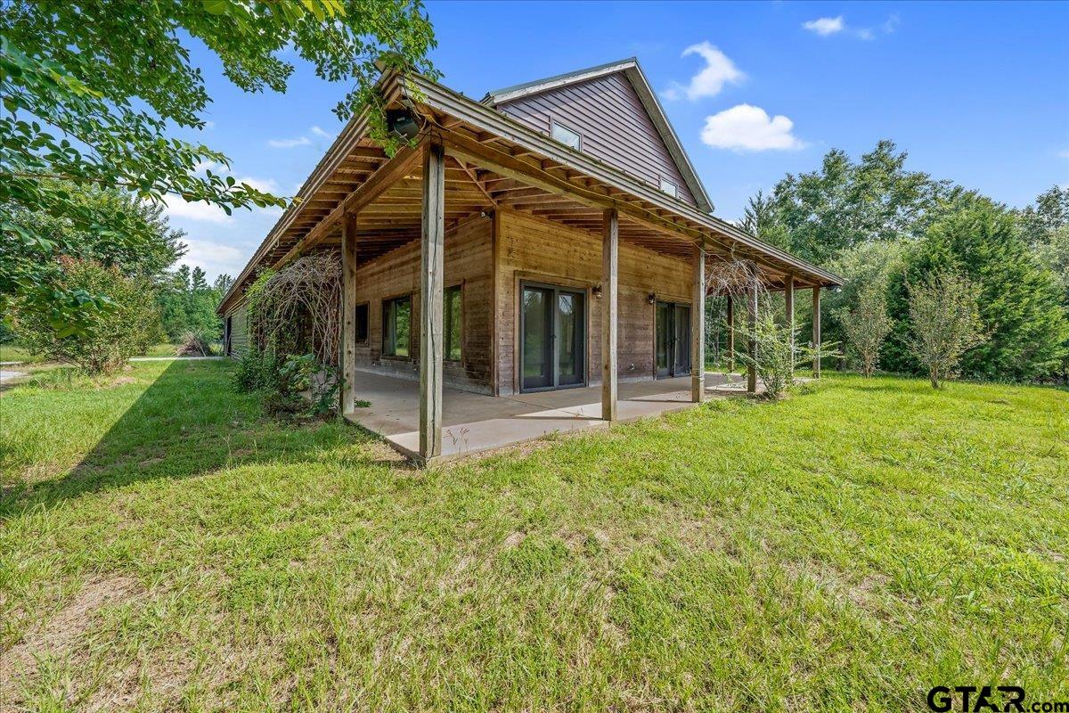 a view of a house with backyard and porch