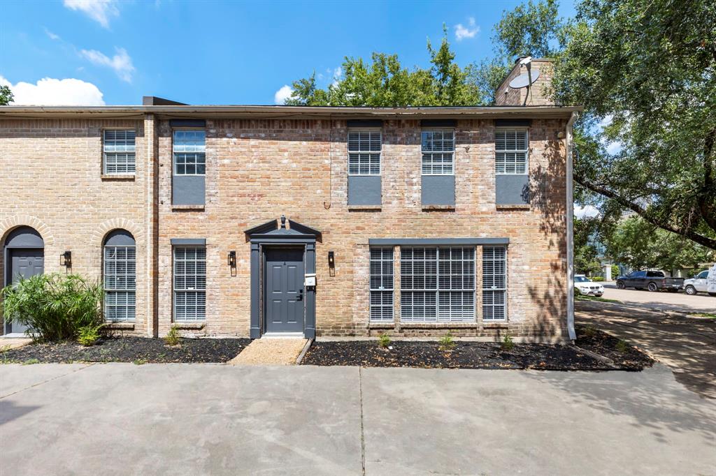 Traditional townhouse in prime Galleria area.