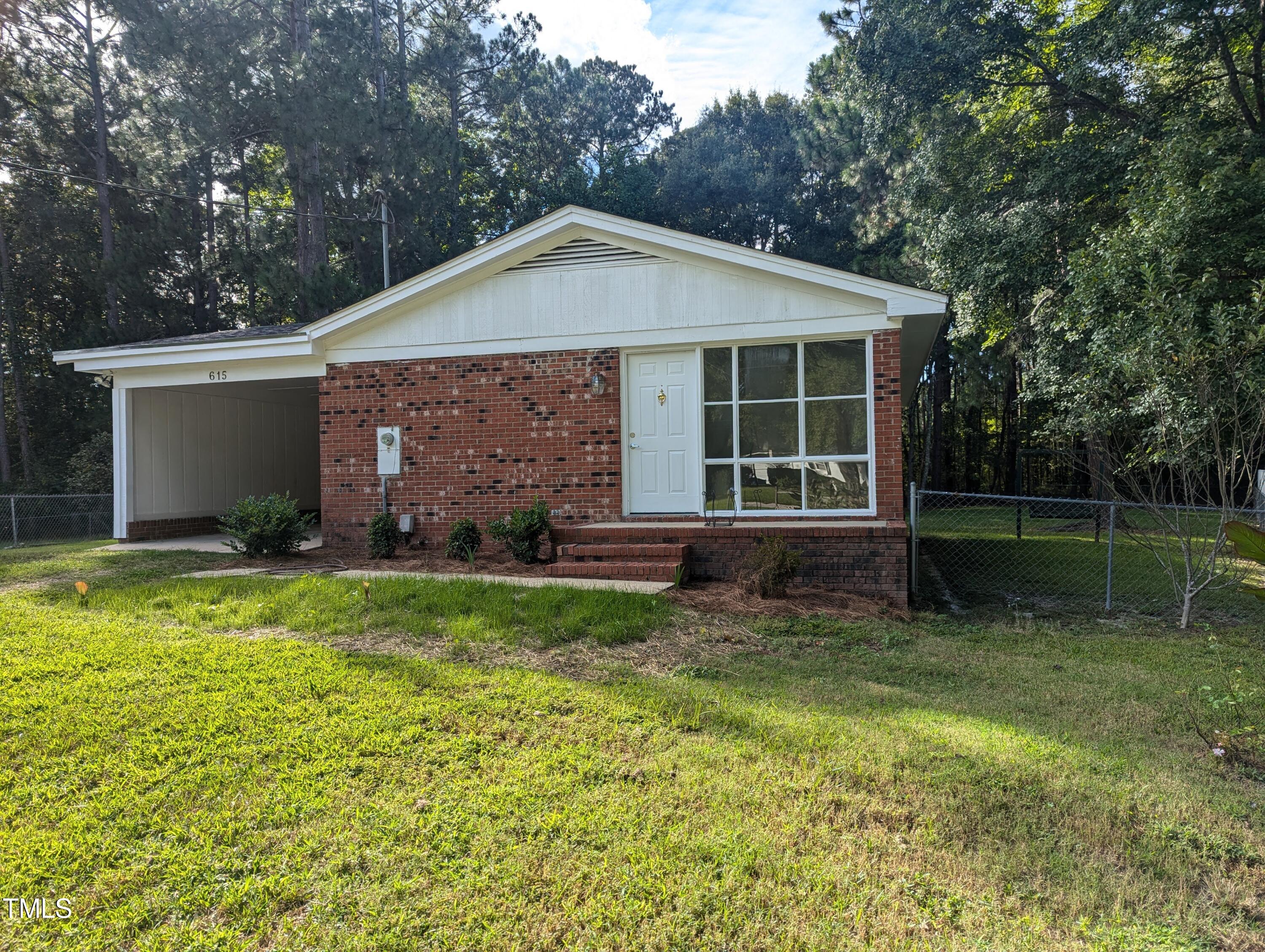 a view of a house with backyard