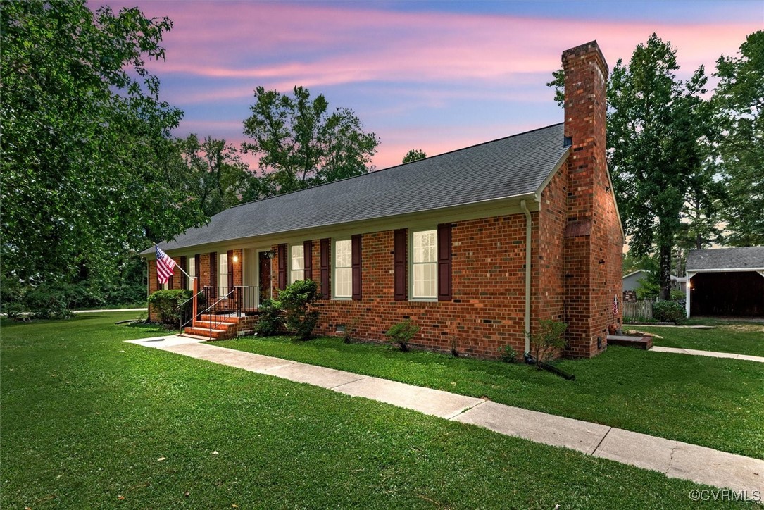 a view of a house with backyard and porch