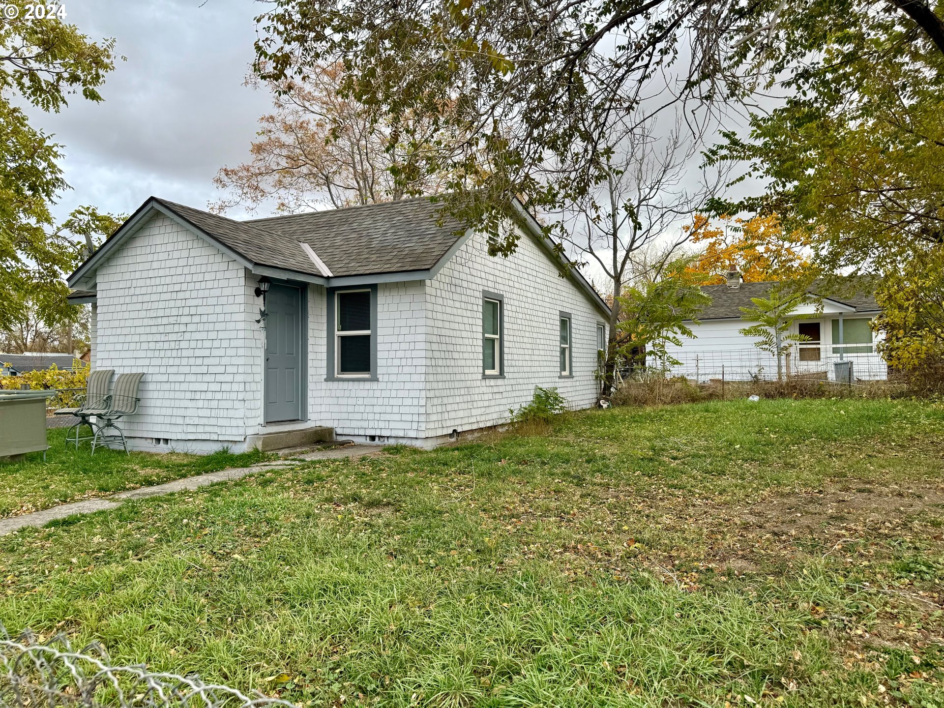 a view of a house with a yard