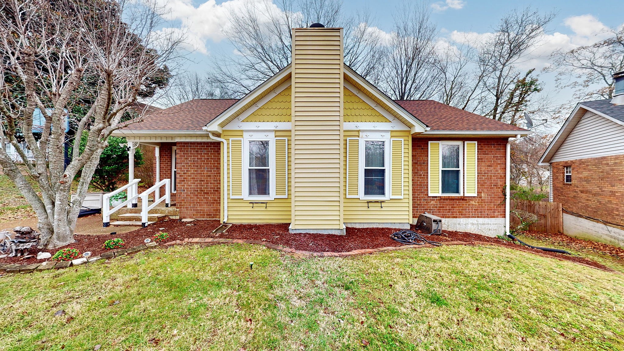 a view of a house with a yard