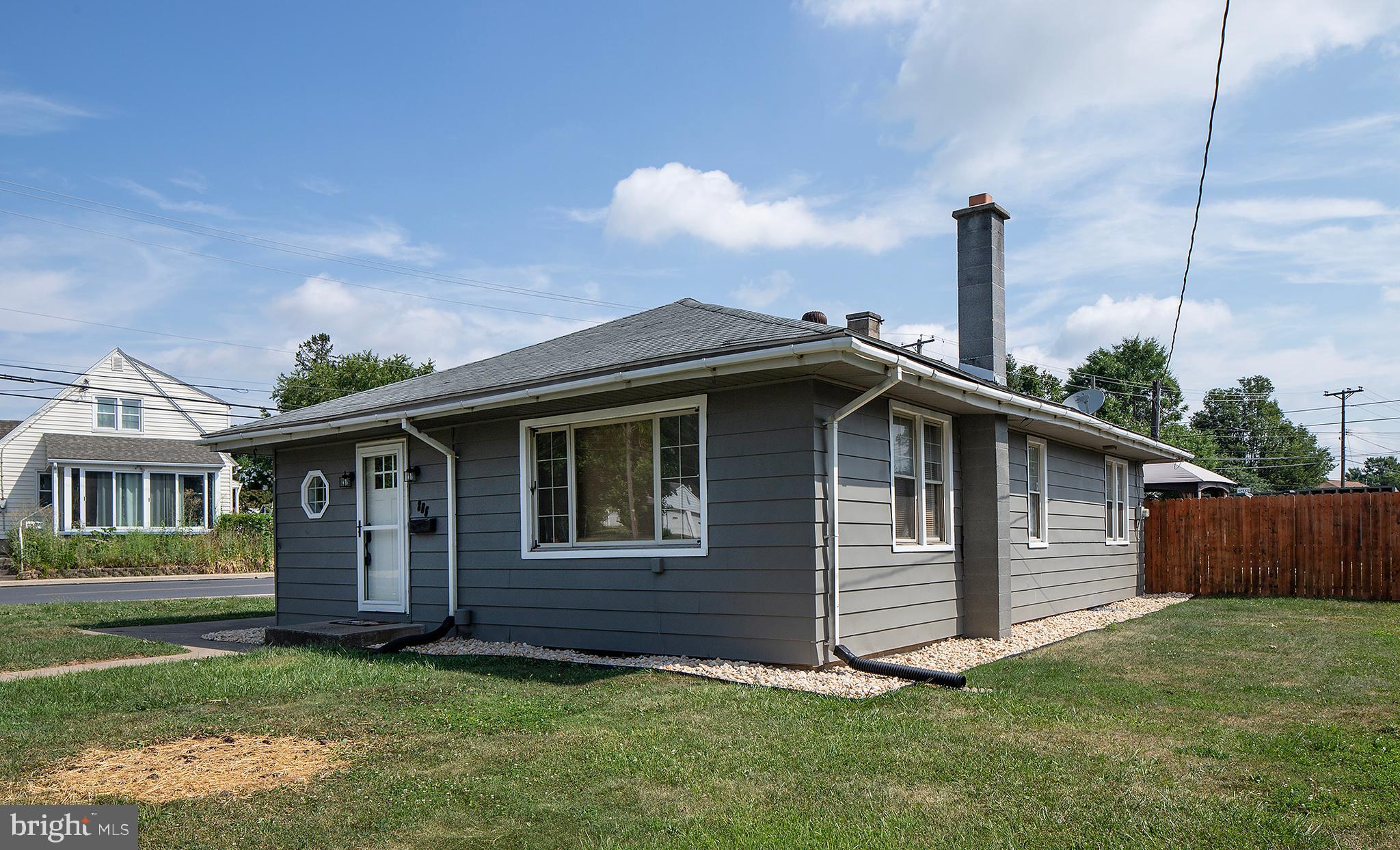 a view of front of a house with a yard