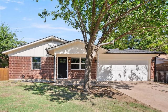 $325,000 | 233 Southwest Murphy Road | Burleson