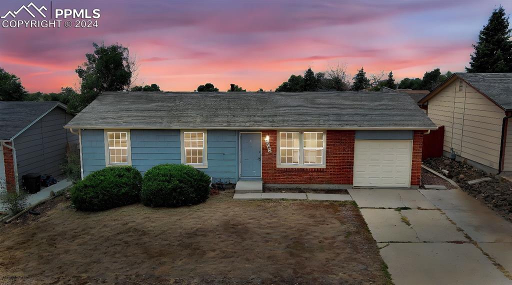 a view of a house with a backyard