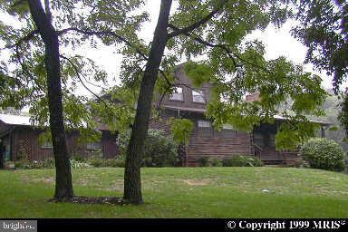 a view of a back yard