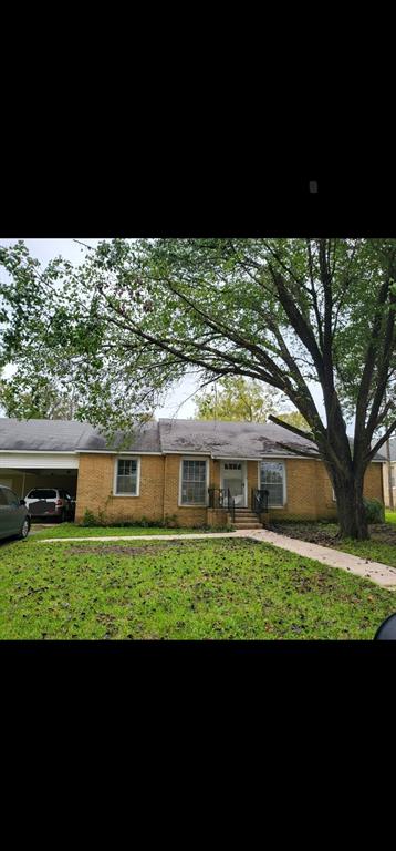 a view of a house with a big yard