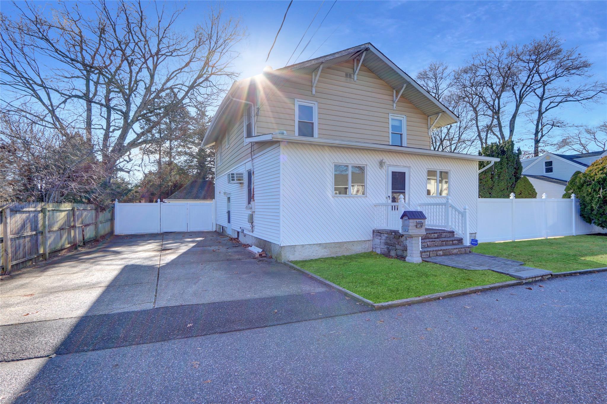 a front view of house with yard and garage