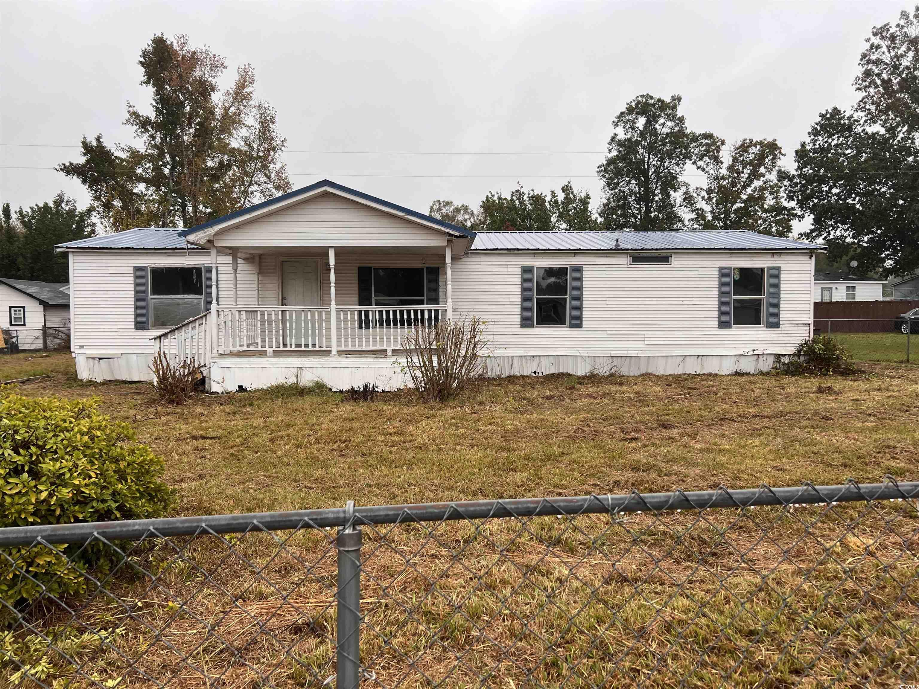 Manufactured / mobile home featuring a porch