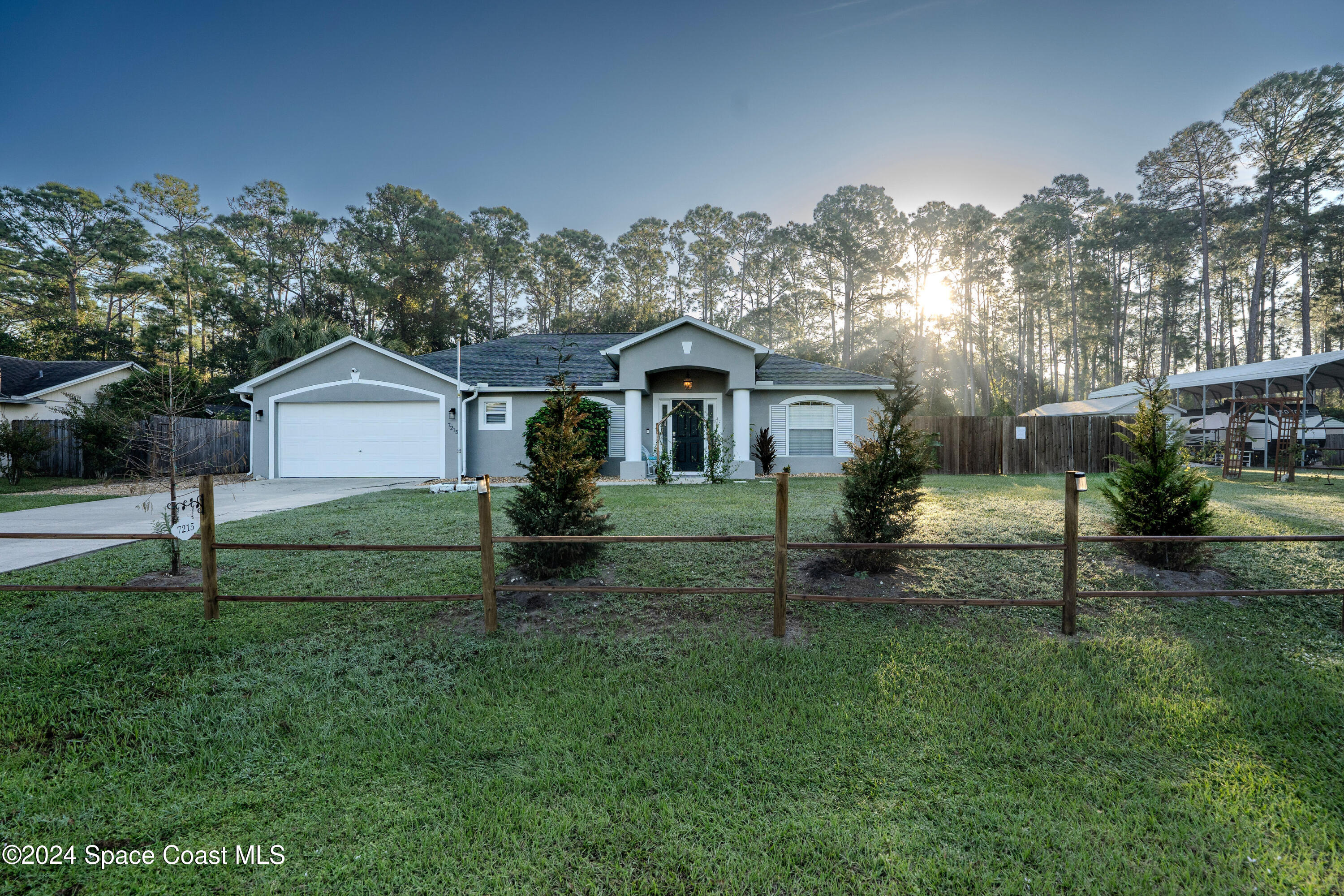 a view of house with a yard