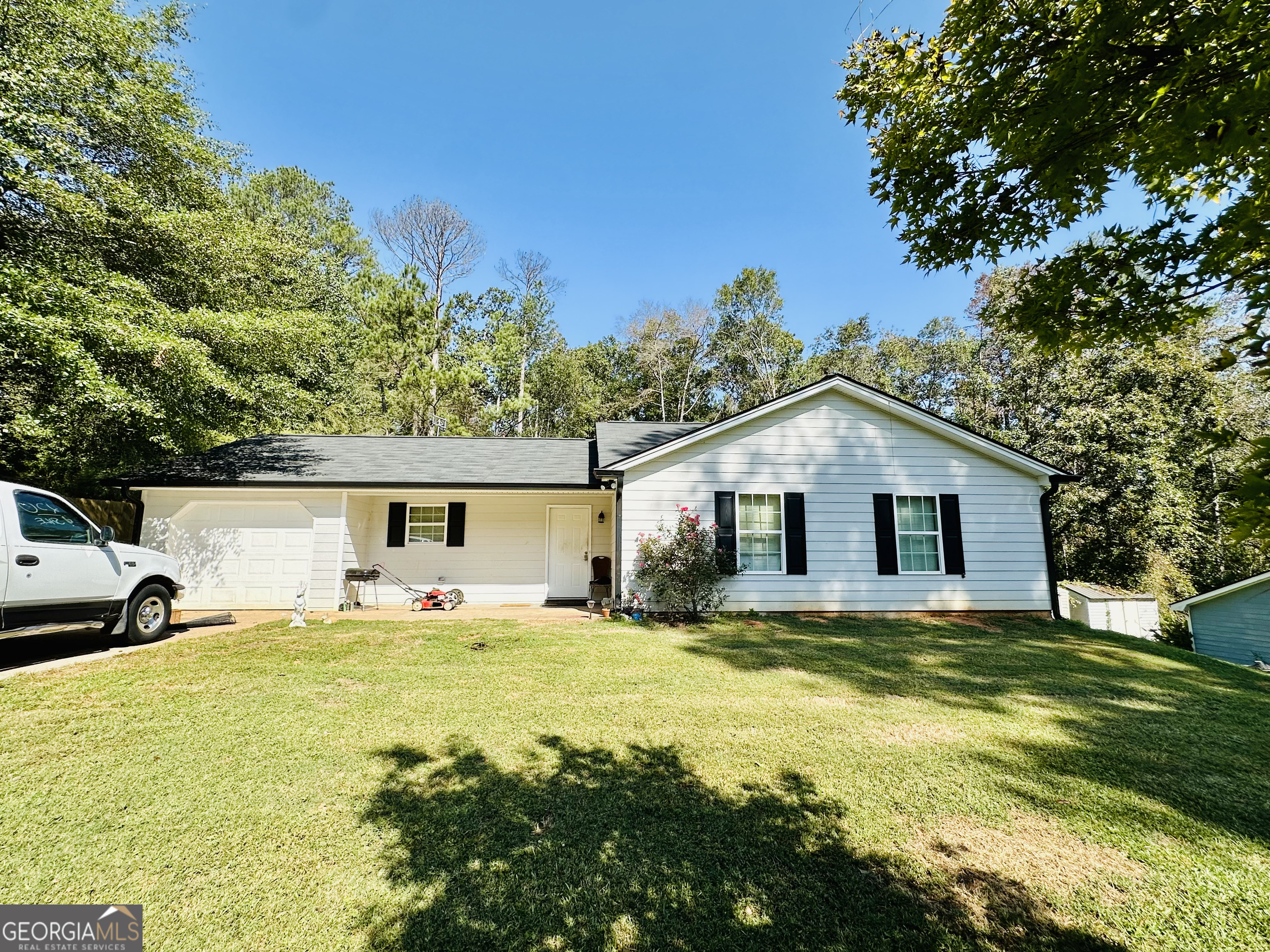 a view of a house with a yard