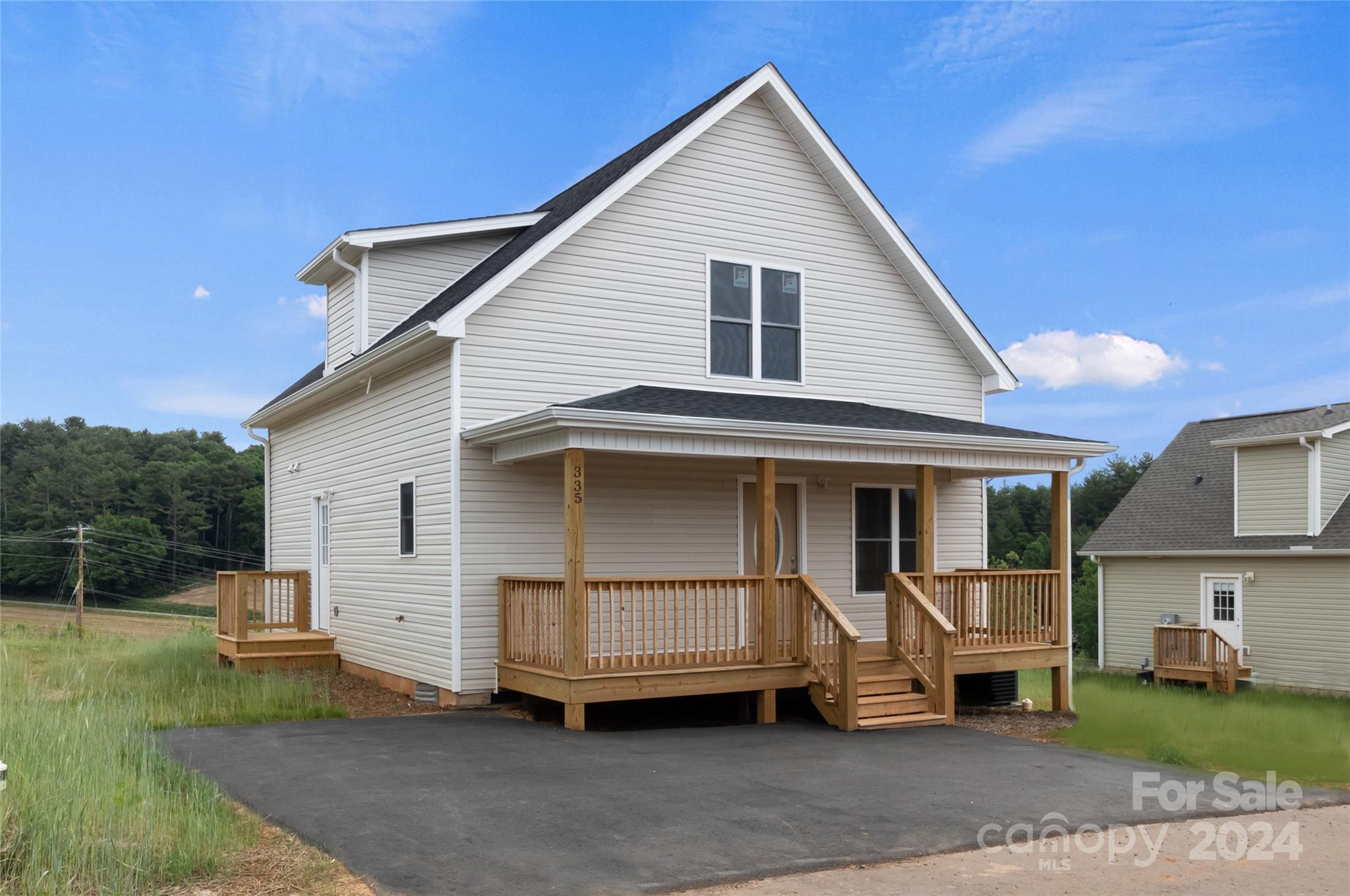 a view of a house with backyard