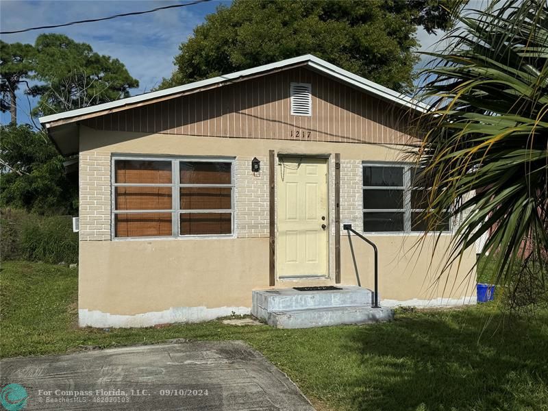 a front view of house with yard