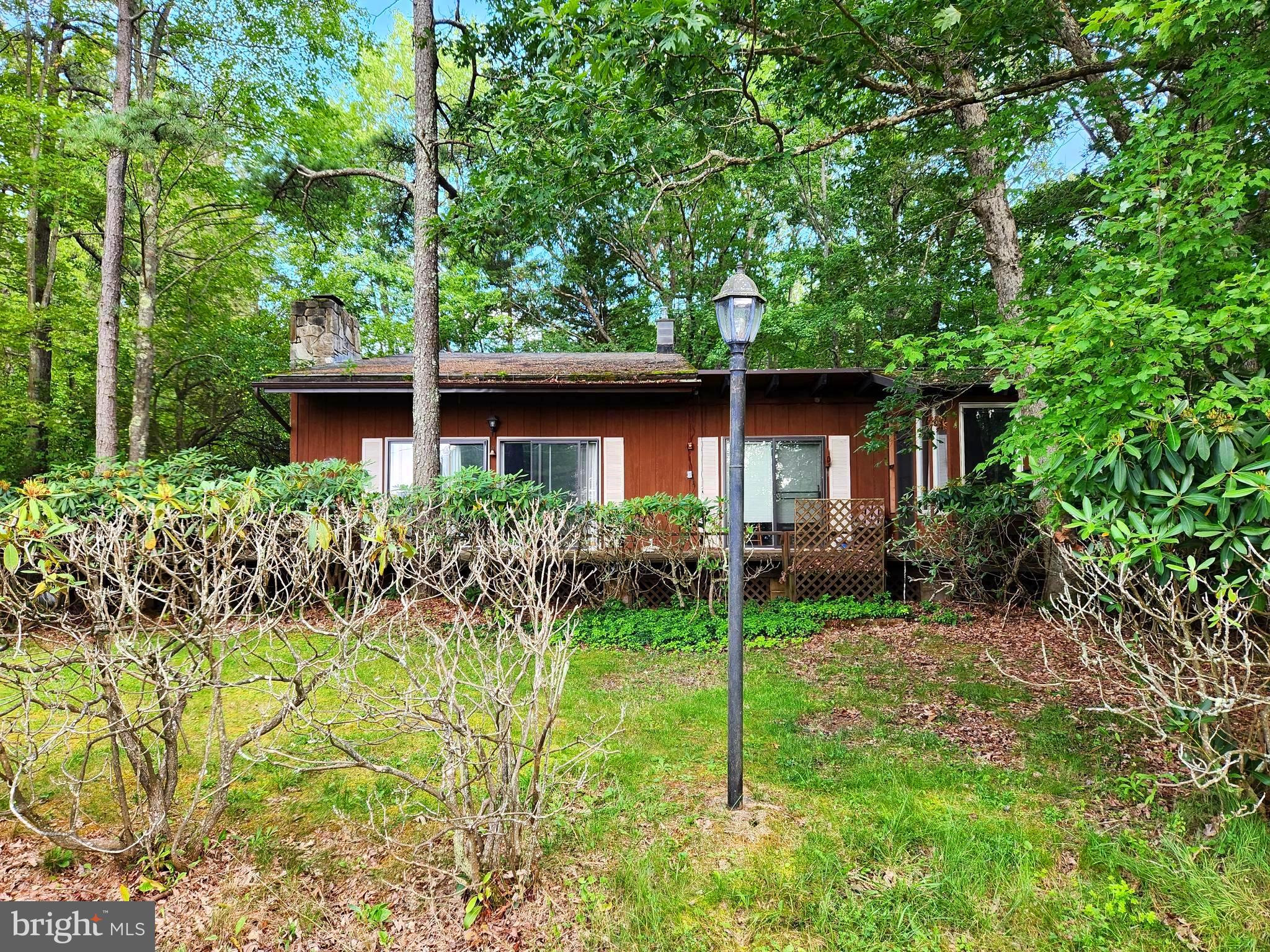 a view of a house with backyard and garden