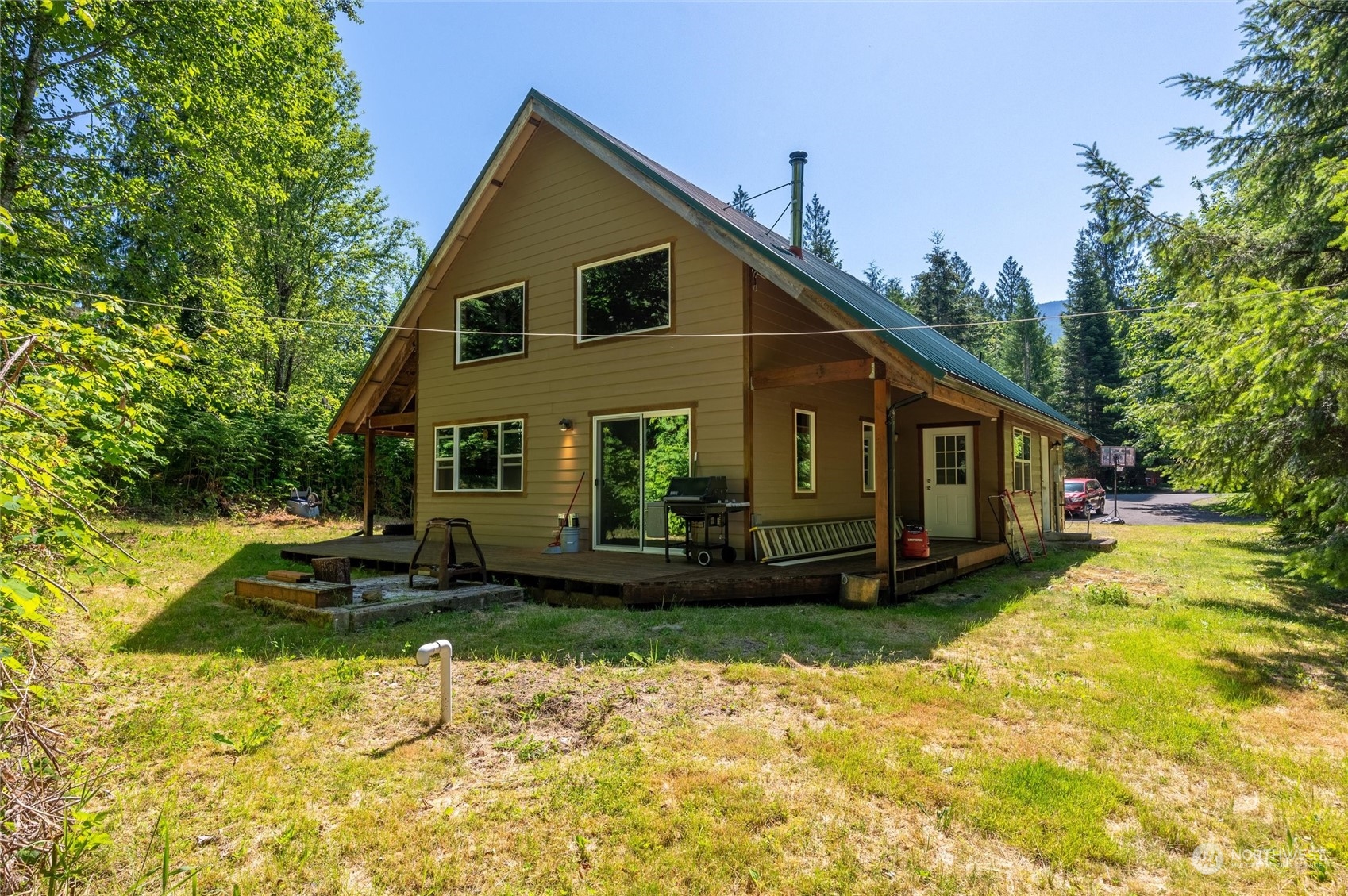 a view of a house with a yard