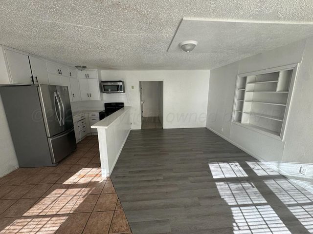 $1,100 | 900-9 South Houston Street | Mirrors