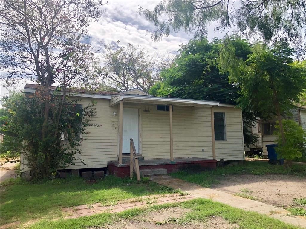 a view of a house with a backyard