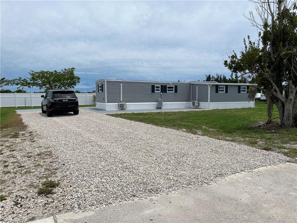 a view of a house with backyard and garden