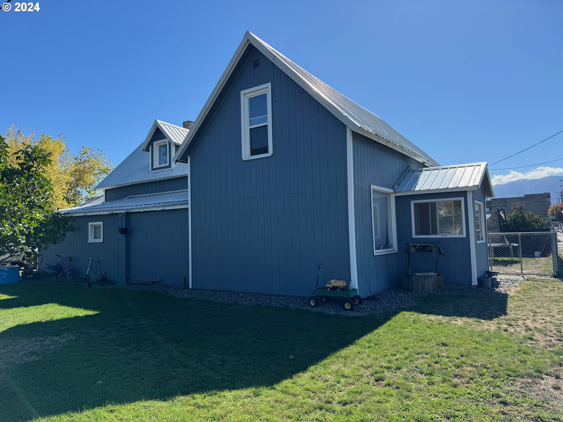 a view front of house with yard and green space