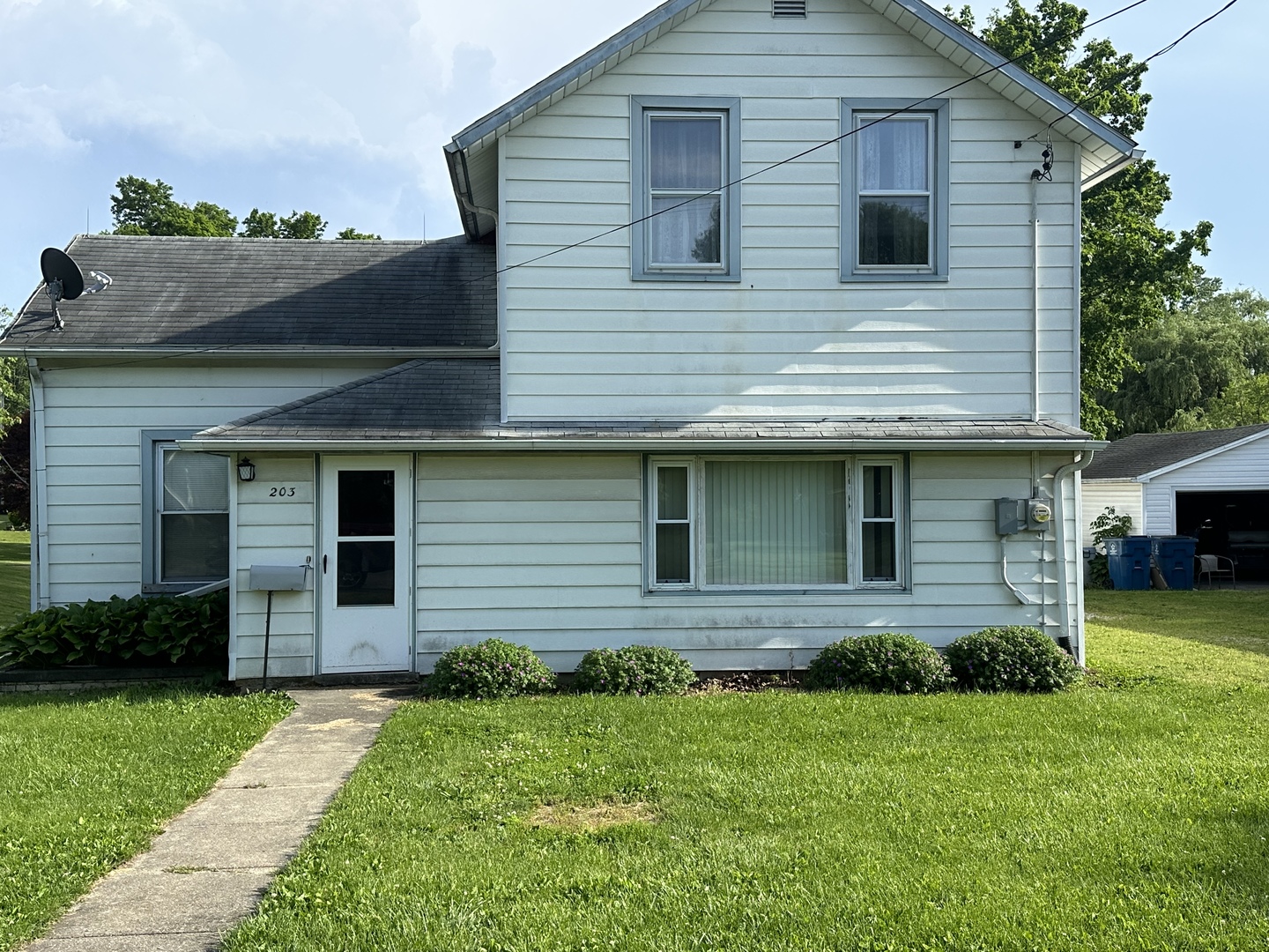 a view of a house with a yard