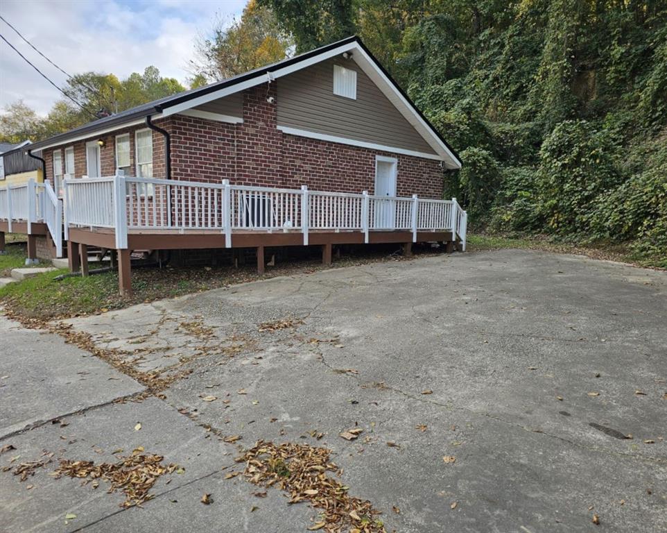 a view of a house with a yard