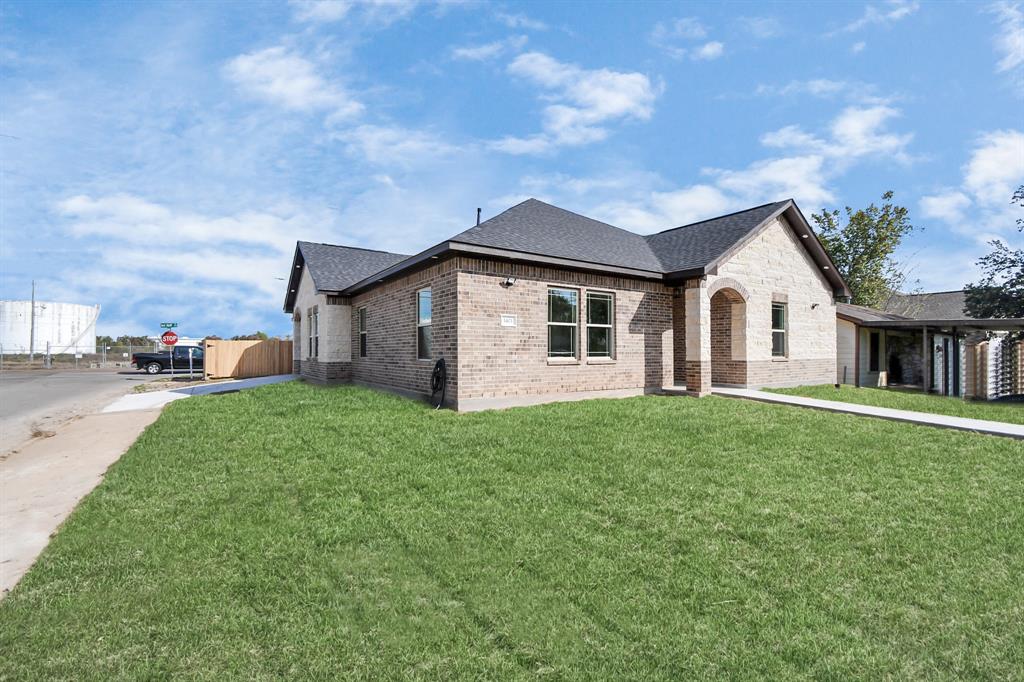 a view of a house with backyard and garden