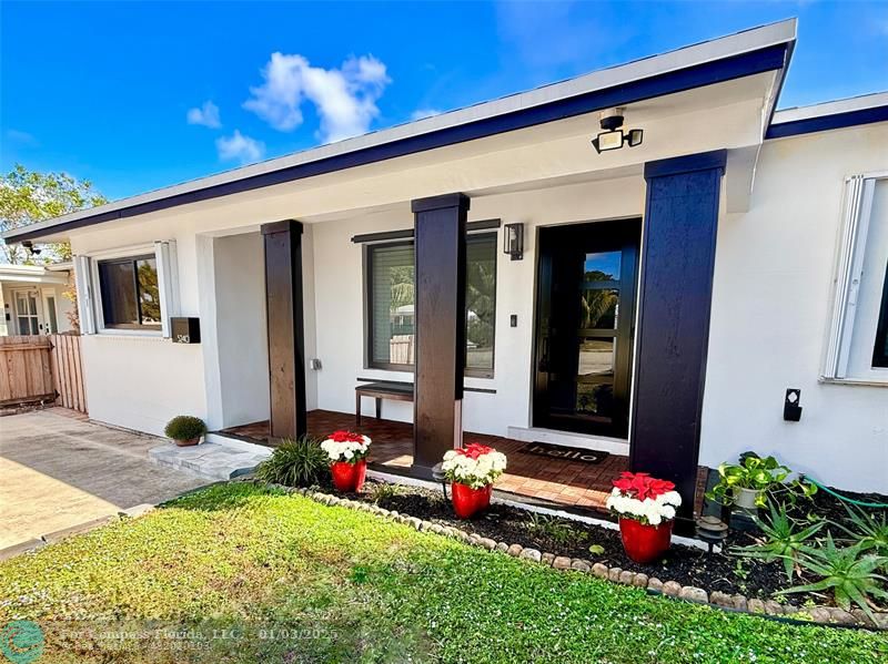 a view of a house with yard