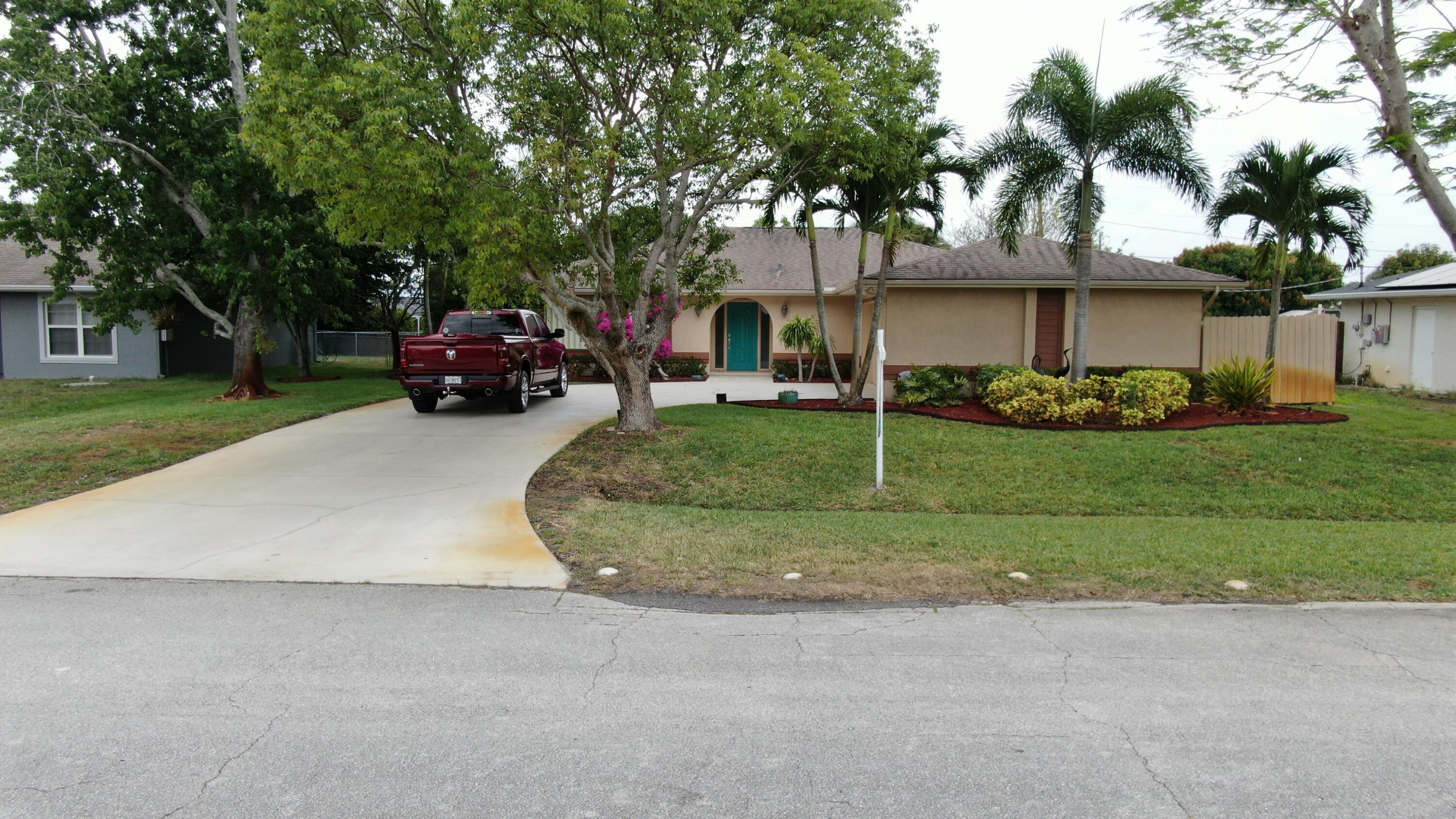 a view of a house with backyard