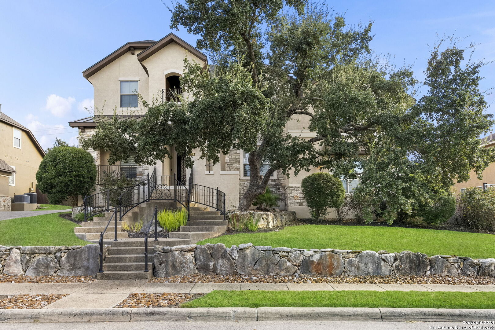 a view of a house with a yard