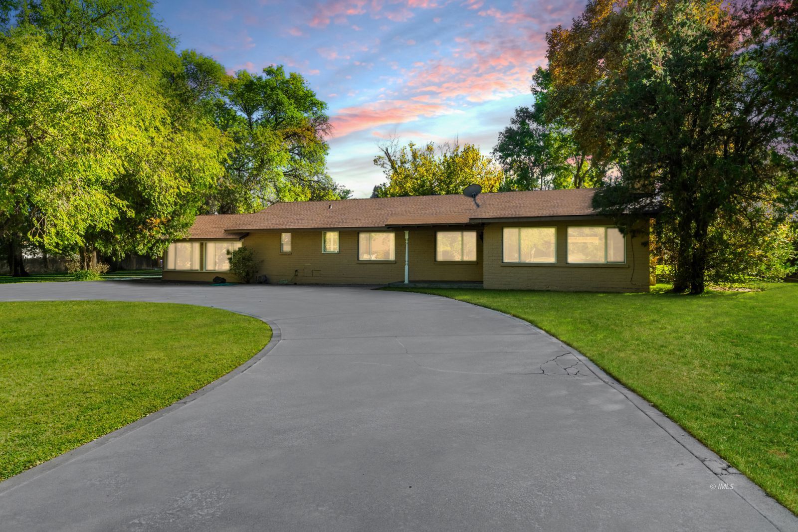 a view of house with a yard