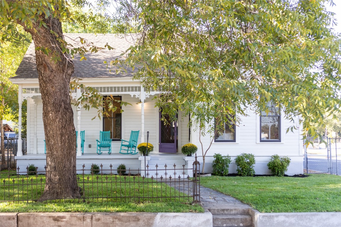 1907 Farmhouse in the front