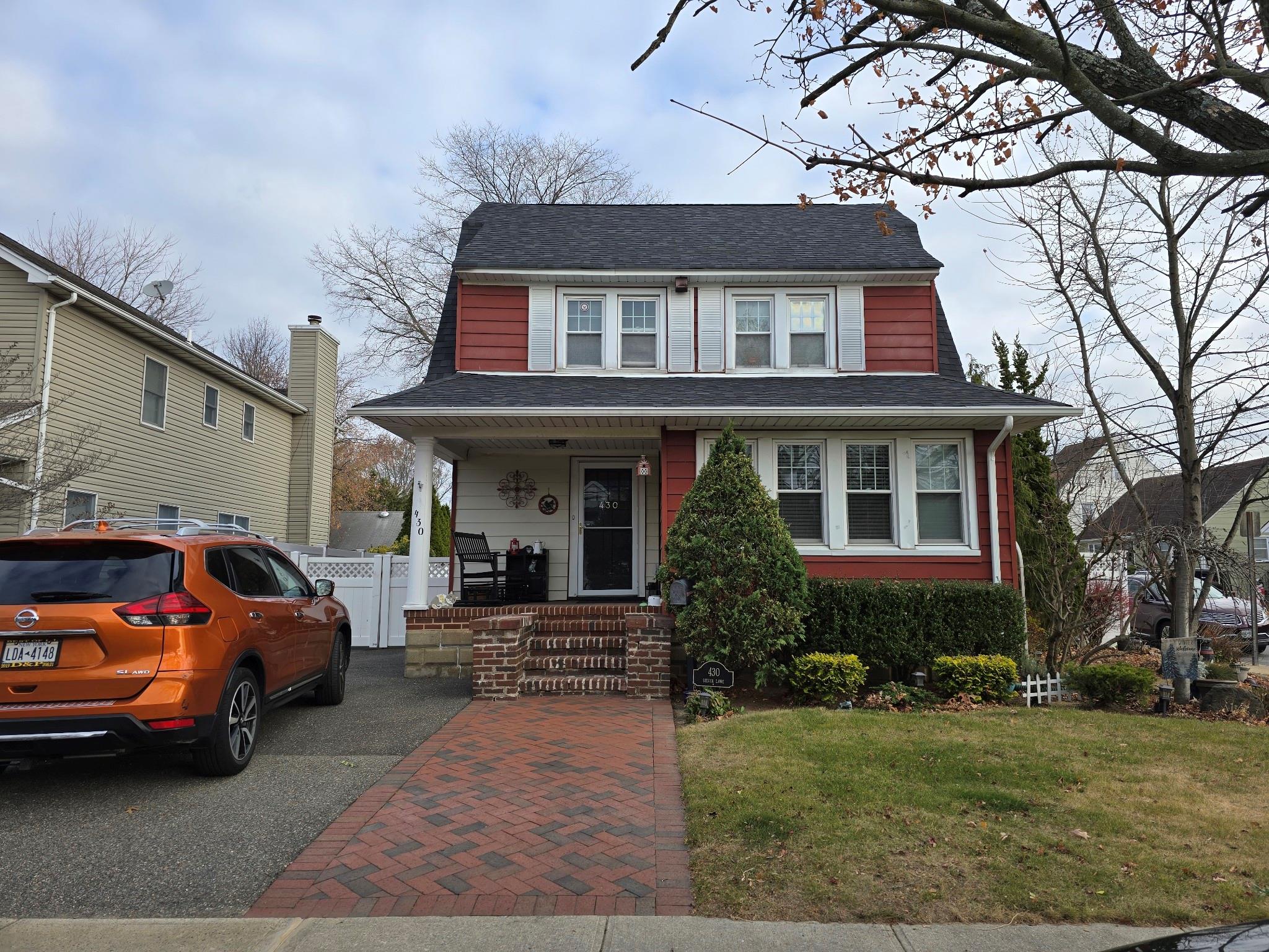 View of front facade featuring a front lawn