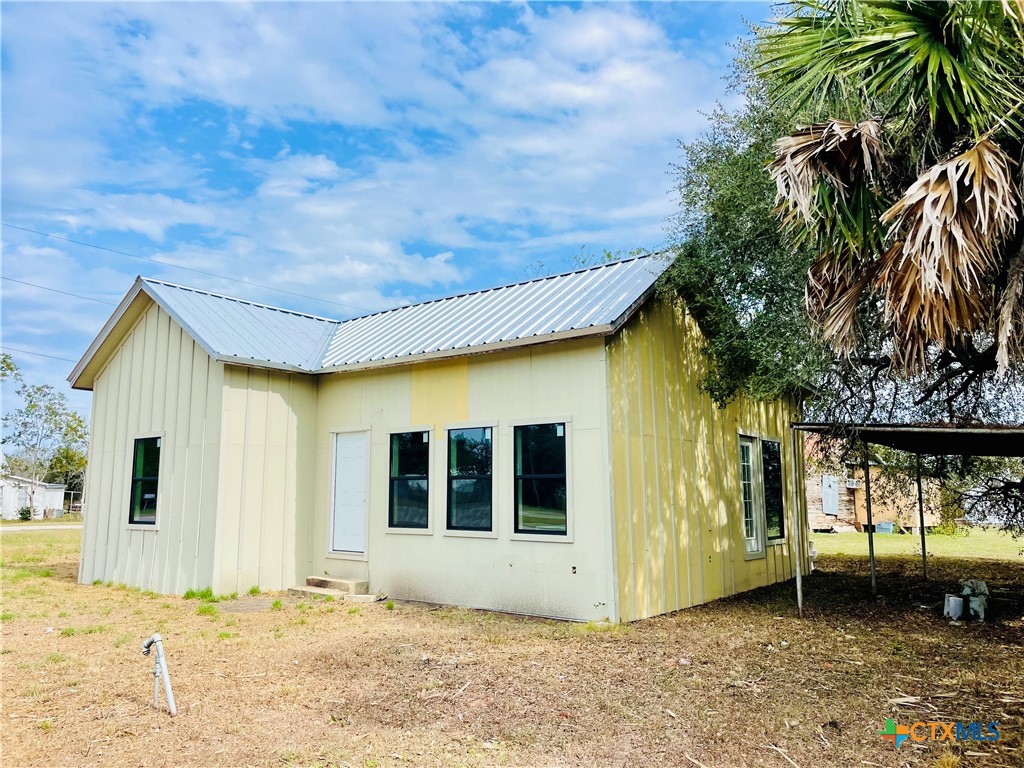 a view of a house with a backyard