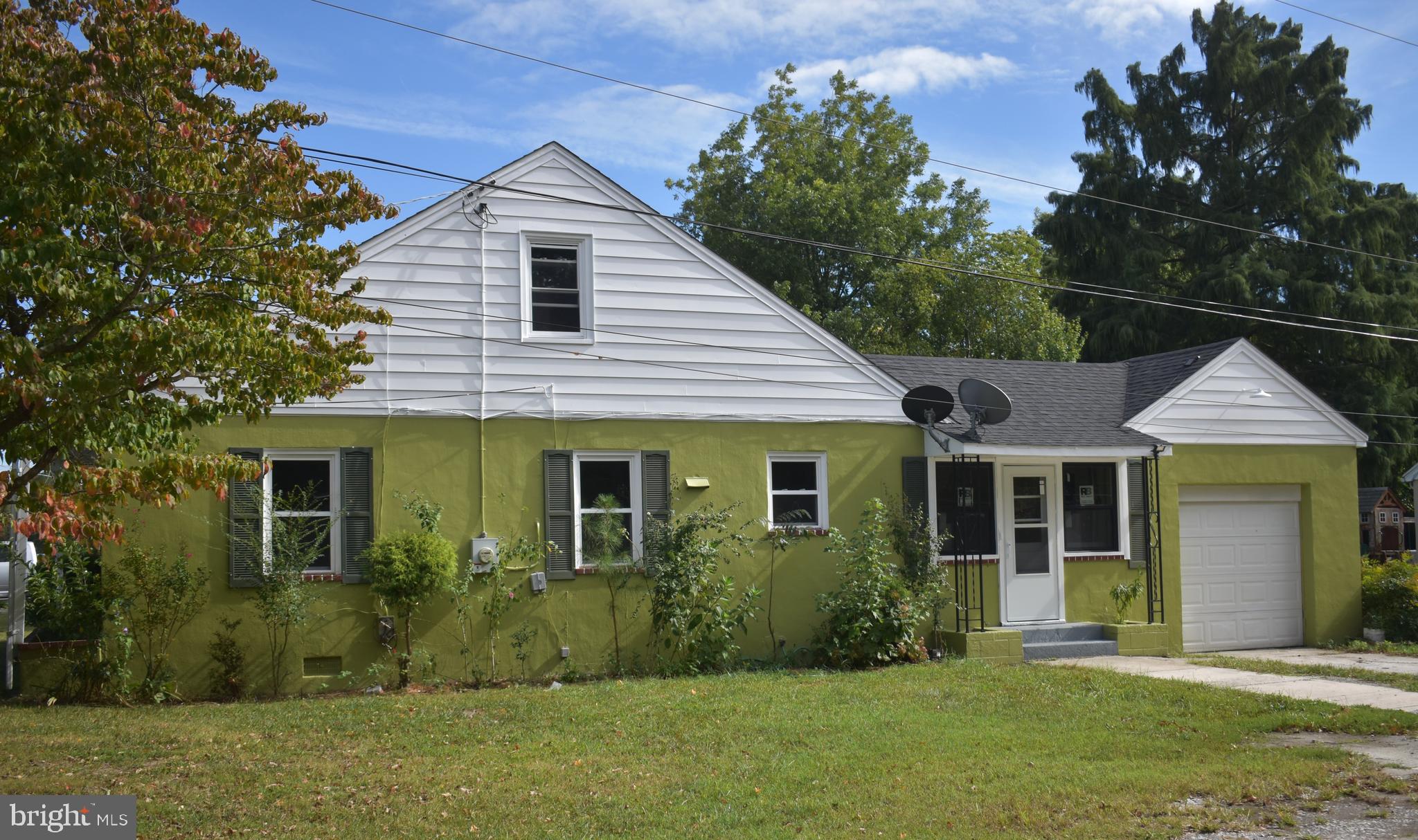 a view of a yard in front of house