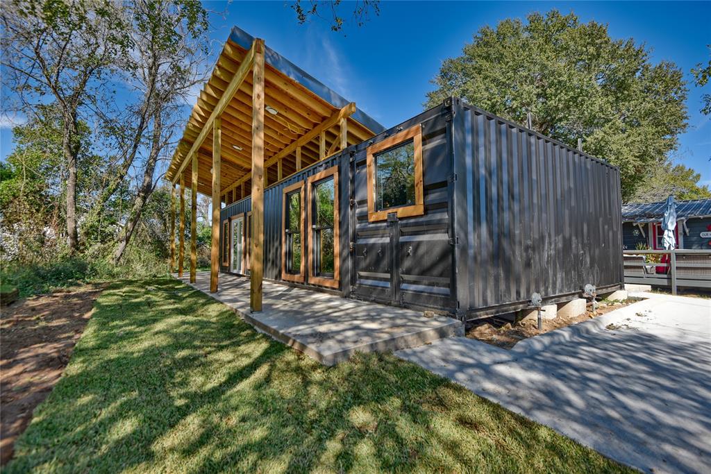 a view of a house with backyard