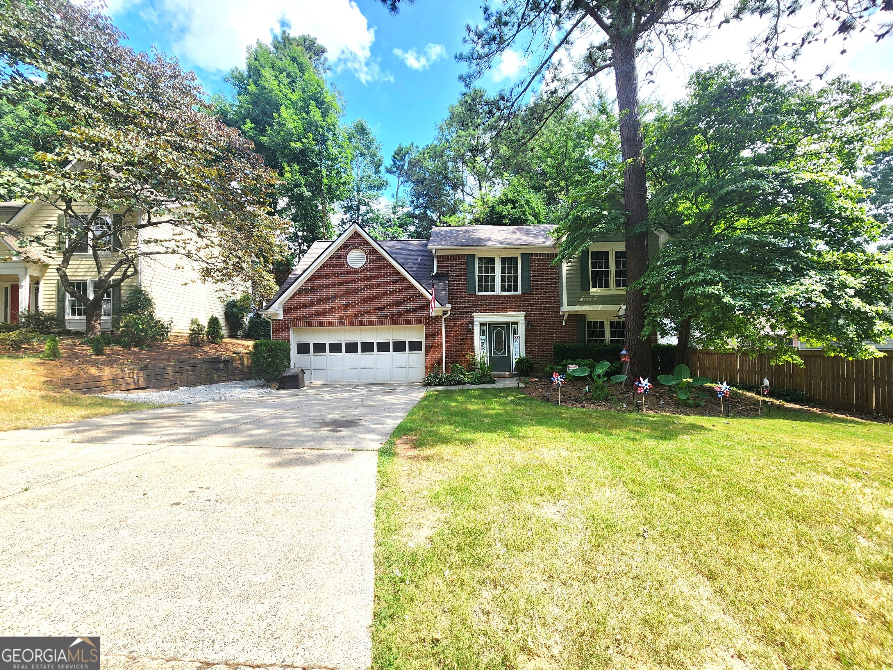 a view of a house with a yard