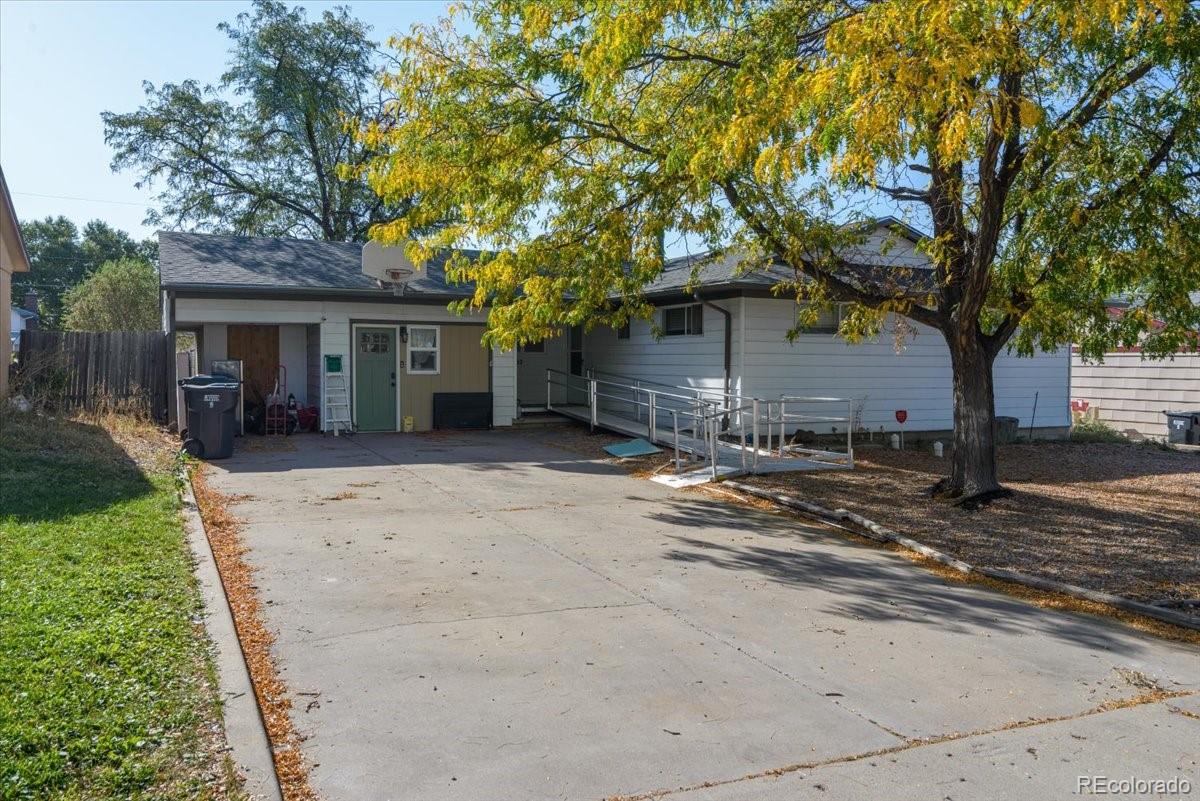 a view of a house with a yard