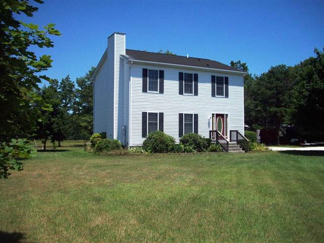 a view of a house with backyard and garden