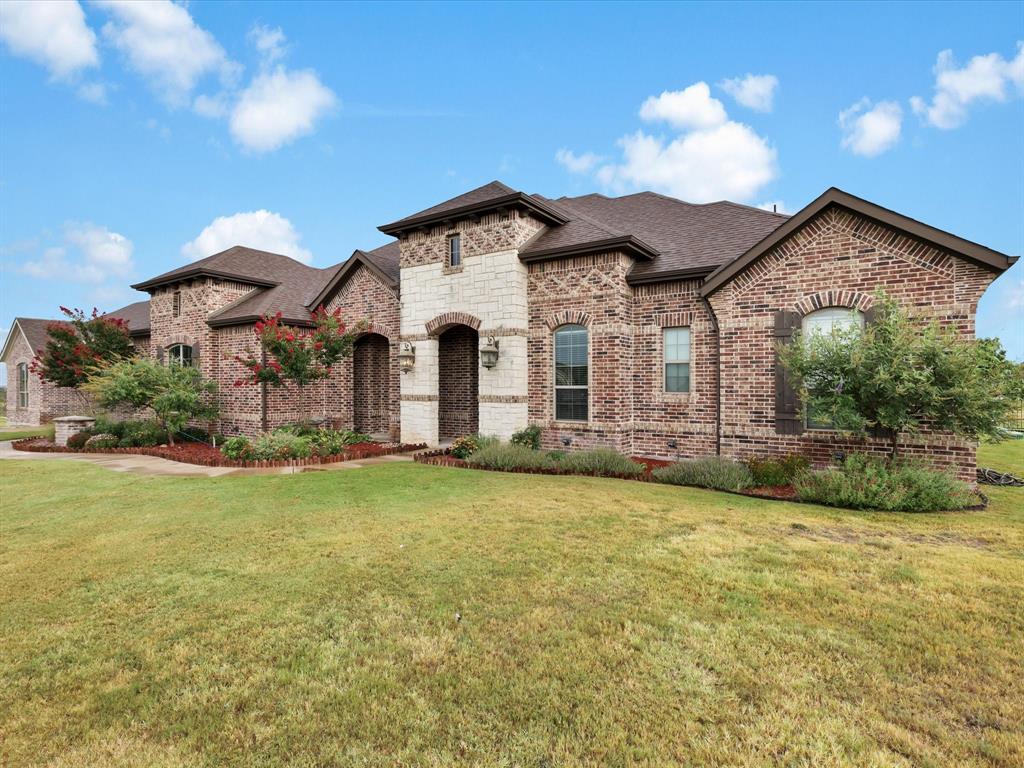 a view of a house with a backyard