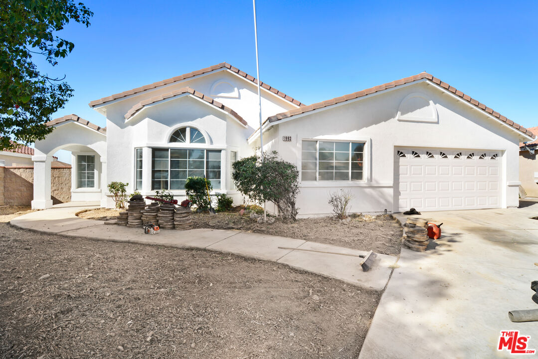 a view of a house with backyard