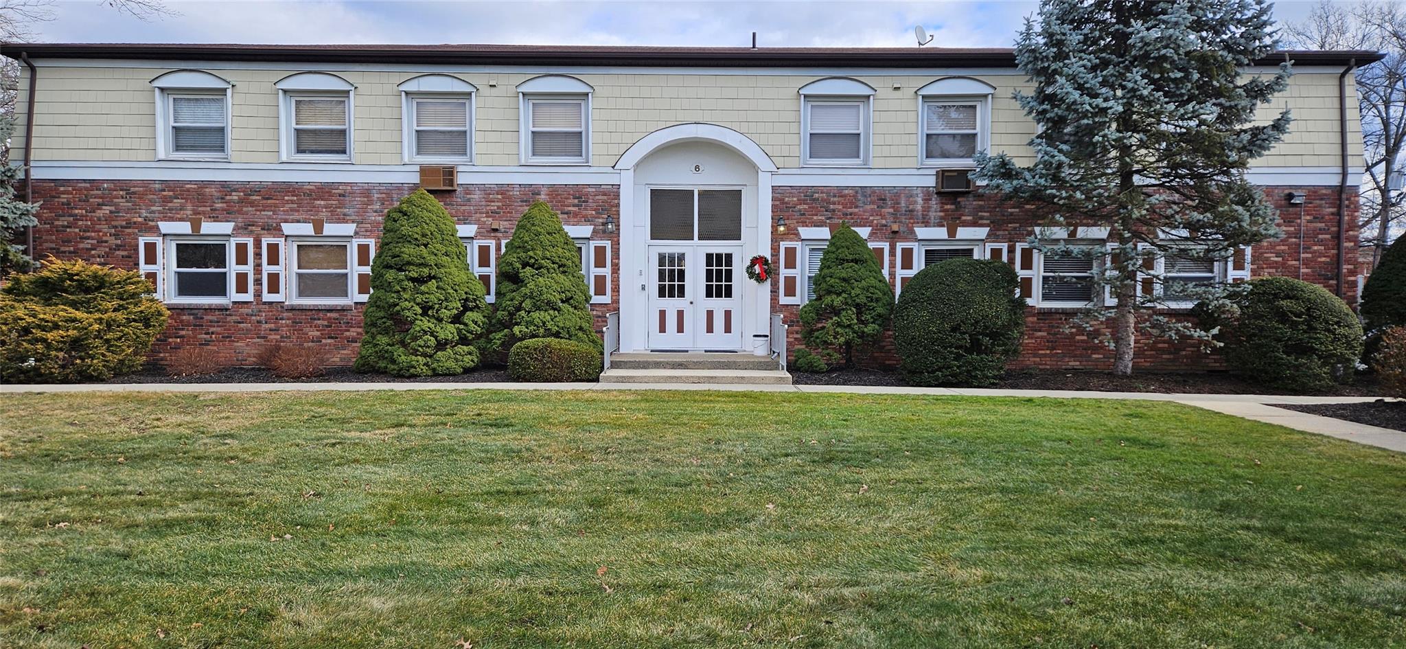 View of front of house featuring a front lawn