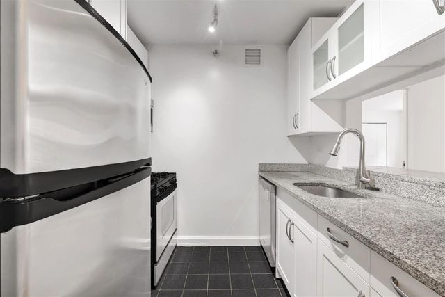 $5,571 | 360 West 43rd Street, Unit S2M | Hell's Kitchen